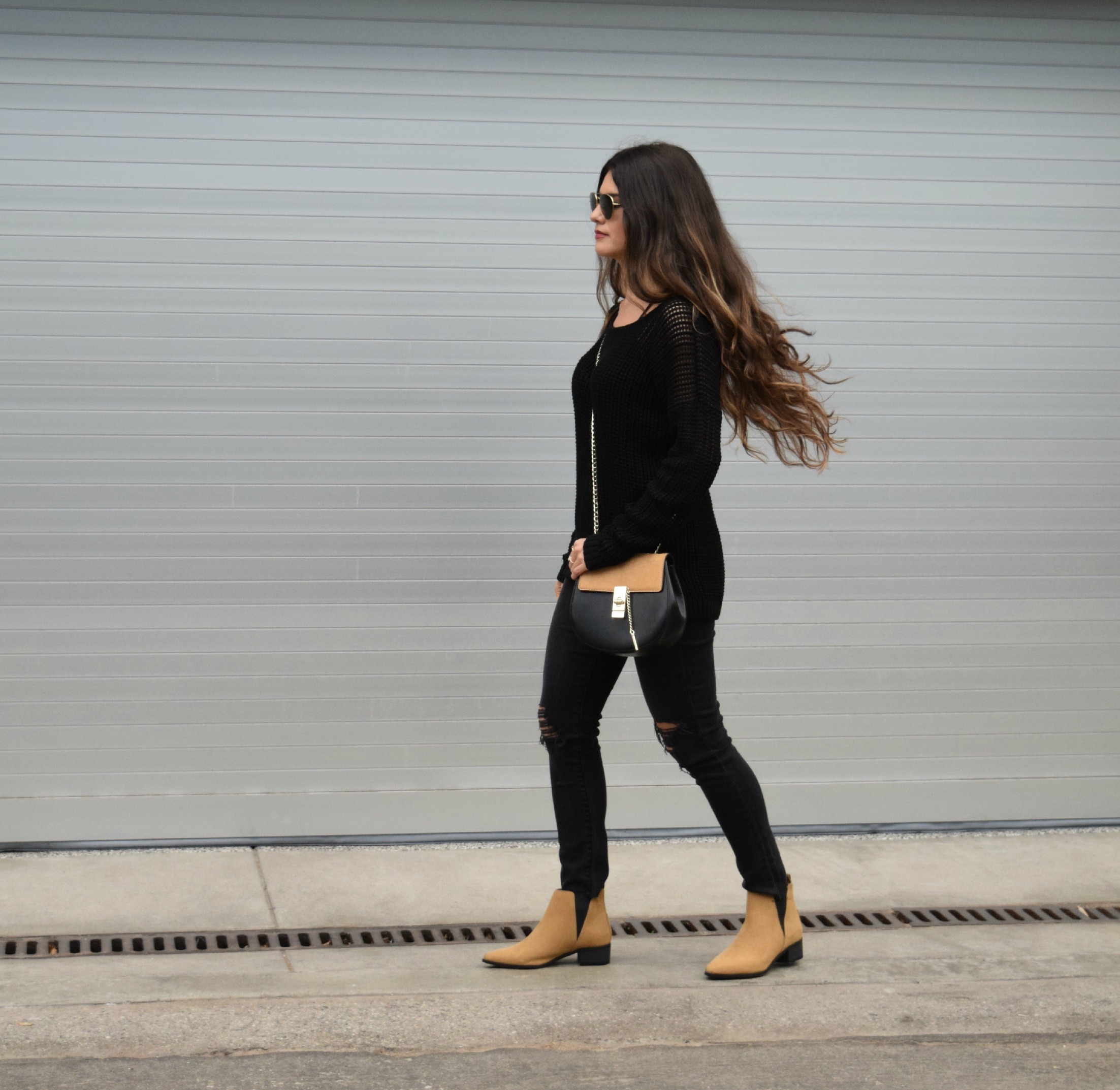 black-outfit-camel-chelsea-boots