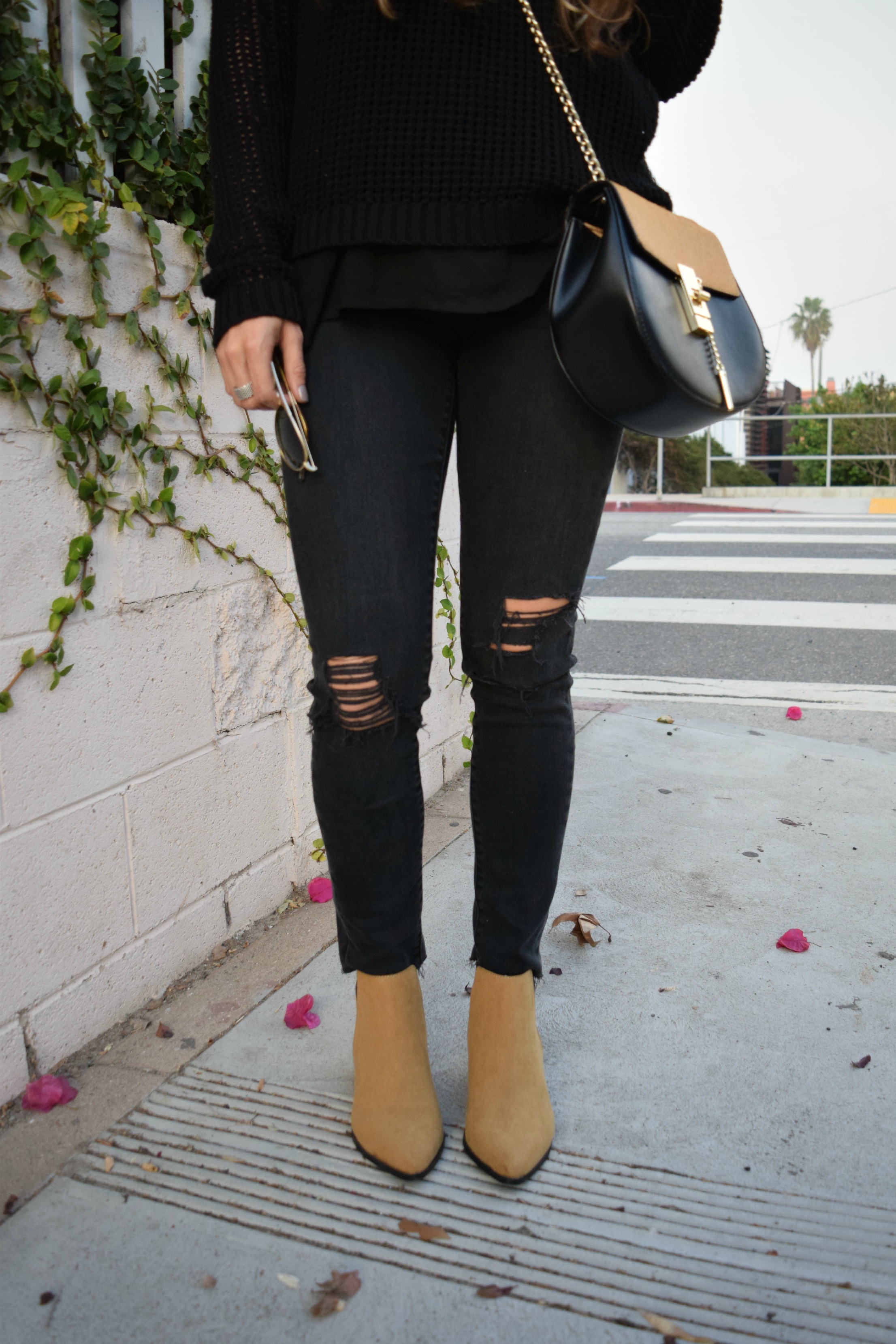 black-skinny-jeans-camel-chelsea-boots
